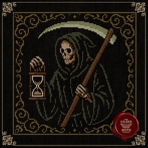 Può includere: Design a punto croce della Morte con falce e clessidra, incorniciato in un bordo decorativo. La Morte è raffigurata in un mantello con cappuccio verde scuro, con un teschio. Il design include il testo "THE GILDED MOTH" su un sigillo di cera rosso.