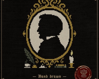 Puede incluir: Patrón de punto de cruz con una silueta en un marco dorado adornado. El diseño incluye una pluma, un tintero, libros y una vela sobre un fondo negro. El texto dice "Hand drawn Cross stitch patterns". Un sello de cera rojo está en la esquina inferior derecha.
