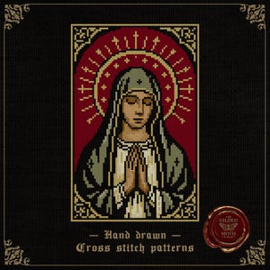 Könnte beinhalten: Kreuzstichmuster mit einer religiösen Figur mit Heiligenschein, gefalteten Händen im Gebet und einem ruhigen Ausdruck. Das Design verwendet rote, goldene und grüne Farbtöne. Der Text unten lautet "Hand drawn Cross stitch patterns".