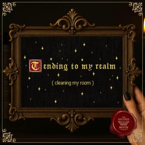Puede incluir: Un bordado de punto de cruz enmarcado con el texto "Tending to my realm (cleaning my room)" en una fuente gótica. El fondo negro está adornado con pequeñas estrellas amarillas. El marco dorado ornamentado añade una estética vintage.