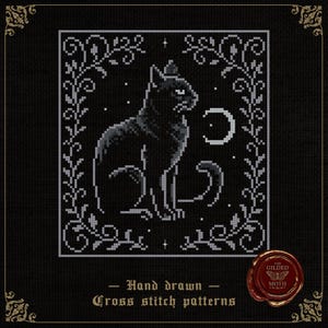 Puede incluir: Patrón de punto de cruz de un gato negro con una luna creciente y estrellas, enmarcado por un borde floral blanco. El texto dice "Hand drawn Cross stitch patterns". El logotipo de The Gilded Moth está en la esquina inferior derecha.