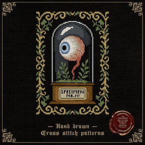 Könnte beinhalten: Kreuzstichmuster mit einem detaillierten Augenspezimen in einer Glaskuppel, beschriftet mit "Specimen No. IV". Das Design umfasst grünes Laub, einen dekorativen Rahmen und den Text "Hand drawn Cross stitch patterns."