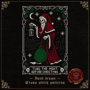 Puede incluir: Patrón de punto de cruz que presenta a un Papá Noel esquelético con túnica y gorro rojos, sosteniendo una linterna y un saco verde. El texto dice "Twas the Night Before Christmas" y "Hand drawn cross stitch patterns."