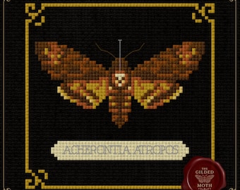 デスヘッドモスのクロスステッチパターン • アケロンティア・アトロポス PDF • ゴシック自然史刺繍 • 黒いアイーダに描かれたダークアカデミア昆虫アート
