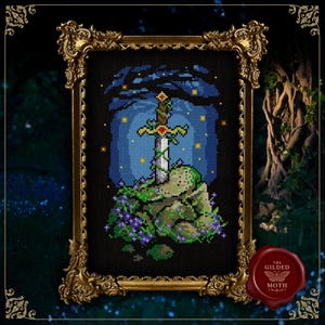Puede incluir: Arte de punto de cruz de una espada en una piedra, sobre un cielo nocturno azul con estrellas. La espada tiene una empuñadura dorada y está rodeada de follaje verde y flores moradas. La obra de arte está enmarcada en un marco dorado ornamentado.
