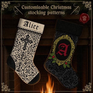 Puede incluir: Se muestran dos calcetines navideños con patrones personalizables. Uno es blanquecino con una cruz negra y el nombre "Alice". El otro es negro con una "A" roja y acebo. El texto "Customisable Christmas stocking patterns" está en la parte superior.