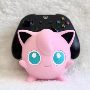 Support universel pour manette Jigglypuff | Décoration de bureau Pokémon créée par un fan | Accessoire pour console | Cadeau gaming imprimé en 3D image 1