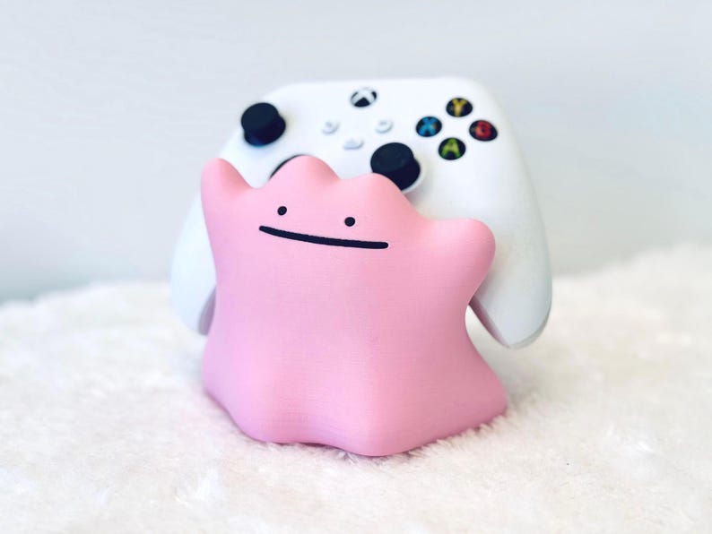 ディットー ユニバーサルコントローラーホルダー | ポケモンファンメイドデスクデコレーション | コンソールアクセサリー | 3Dプリントゲームギフト Pink