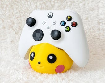 Soporte para mando de Pichu / Decoración de escritorio hecha por fans de Pokémon / Compatible con PS3/4/5, Xbox, Switch Pro / Impreso en 3D