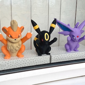 Decoración de escaparate de Pokémon enojados / Tamaños mediano y grande disponibles / Decoración hecha por fans de Charmander, Pikachu, Psyduck y Mew / Regalo impreso en 3D imagen 2
