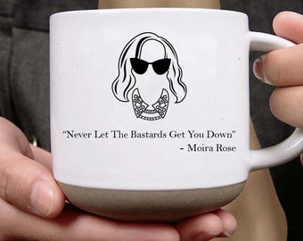 Lassen Sie sich niemals von den Bastarden im Stich Moira Rose Tasse
