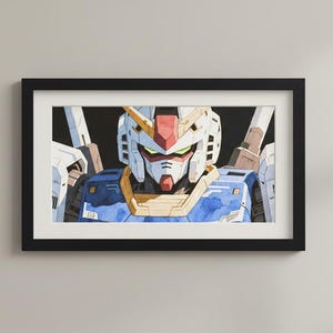 Puede incluir: Obra de arte enmarcada que presenta una detallada pintura a la acuarela de la cabeza y la parte superior del cuerpo de un robot. El robot tiene un casco blanco con detalles en rojo y amarillo, ojos verdes y un pecho azul y amarillo. La obra está en un marco negro.
