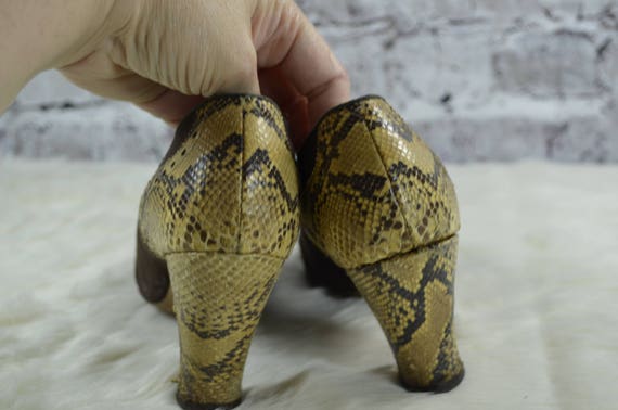 vintage 1940s heels, vtg 40s Fabric Snakeskin Pum… - image 5