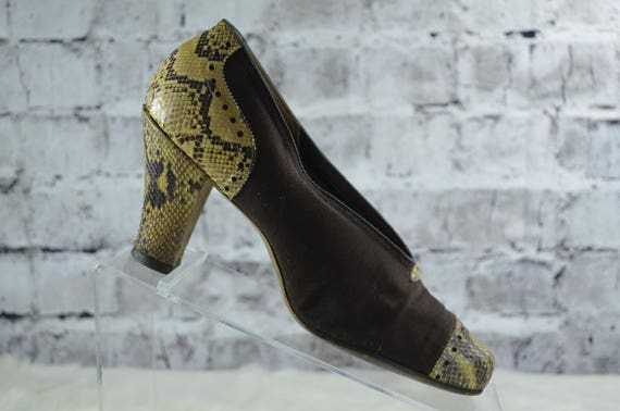 vintage 1940s heels, vtg 40s Fabric Snakeskin Pum… - image 1