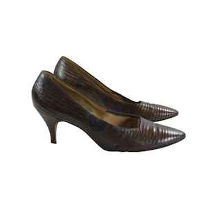 vintage 1960s brown reptile croc pumps, Vtg 60s brown pointed toe pumps, mcm mid century brown heels, elegant party cocktail heels shoes