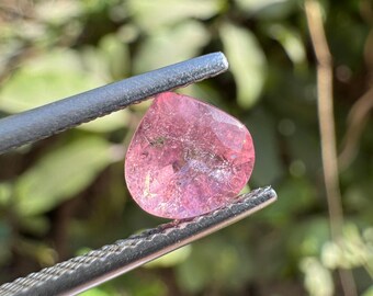 Naturlig rosa turmalin ädelsten: Hjärtformade ädelstenar för smyckestillverkning