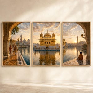 Può includere: Un set di tre quadri che raffigura il Tempio d'Oro di Amritsar al tramonto. I pannelli mostrano la struttura dorata circondata dall'acqua, con persone che camminano su un sentiero di marmo e una persona che medita sotto un arco di pietra.