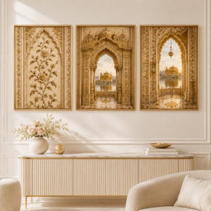 Op de afbeelding: Een set van drie rechthoekige wandkunstprints met ingewikkelde gouden architecturale bogen en bloemmotieven. De kunstwerken tonen gedetailleerde aanzichten van een gouden tempelstructuur weerspiegeld in water, omlijst door dunne gouden randen.