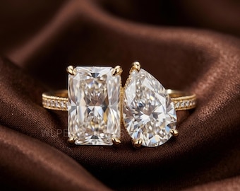 Anello Toi et Moi in oro 14 carati: anello con doppia pietra di moissanite taglio radiante e a pera.