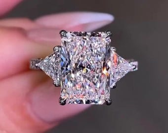 Anello di fidanzamento con tre pietre in moissanite taglio radiante da 4 ct, oro massiccio