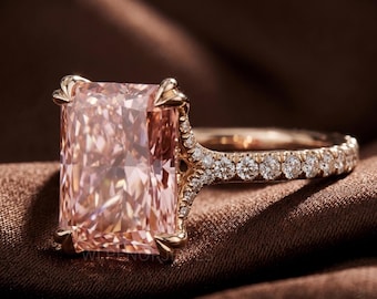 Anello di fidanzamento con diamante rosa taglio radiante creato in laboratorio, anello da sposa con pavé di diamanti in oro rosa.