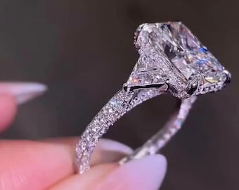 Anello con moissanite taglio radiante da 4 carati, anello per anniversario con alone nascosto a tre pietre in oro 14 carati