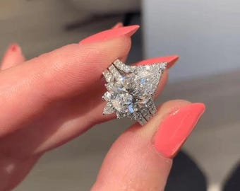 Set di anelli nuziali in moissanite a pera da 3 carati, fascia trio con alone nascosto in oro 14 carati