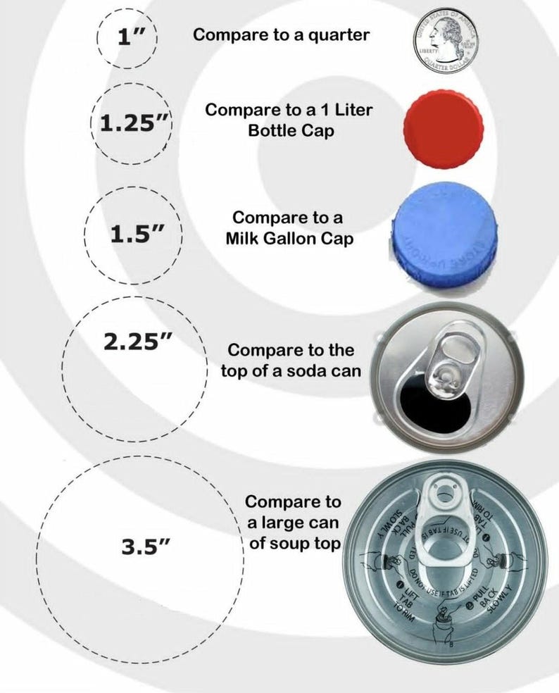 Puede incluir: Imagen que compara tama&ntilde;os utilizando una moneda de veinticinco centavos, una tapa de botella, una tapa de gal&oacute;n de leche, la parte superior de una lata de refresco y la parte superior de una lata de sopa. Las medidas son 2,5 cm, 3,2 cm, 3,8 cm, 5,7 cm y 8,9 cm.