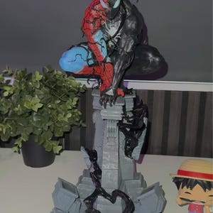 Symbiote Hero inspirierte Actionfigur - 38 cm Sammler Figur aus schwarzem Anzug Modell Spielzeug