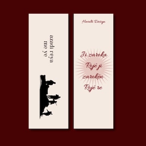 Peut inclure: Deux marque-pages rectangulaires sur fond bordeaux. Le marque-page de gauche présente une silhouette noire de personnages et du texte vertical. Le marque-page de droite a du texte disposé en cercle. Le texte "Hevalli Design" est en haut.