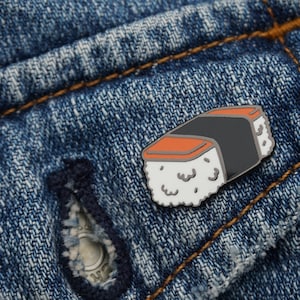 Anti-Spam Musubi Pin - Harte Emaille Pin - Anstecknadel