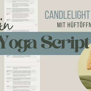 Könnte beinhalten: Ein Yoga-Skript mit dem Titel "Candlelight Yoga" und den Worten "Yoga Script" in großen, dunkelgrünen Buchstaben. Das Bild zeigt eine Person in einer Yoga-Pose und ein Buch mit den Worten "Deine Yoga Zeit" auf dem Cover.