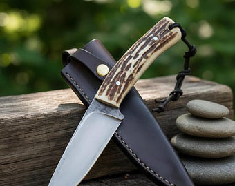 Cuchillo de caza de acero D2 de Damasco con mango de ciervo y funda de cuero