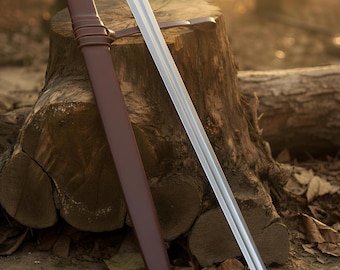 Ręcznie robiony średniowieczny miecz ze stalowym ostrzem i skórzaną pochwą