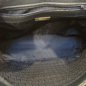 Bolso bandolera vintage Valentino Garavani Les Sacs de piel azul marino con pespuntes, fabricado en Italia. imagen 11