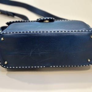 Bolso bandolera vintage Valentino Garavani Les Sacs de piel azul marino con pespuntes, fabricado en Italia. imagen 3