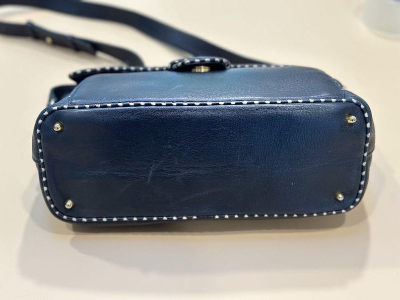 Bolso bandolera vintage Valentino Garavani Les Sacs de piel azul marino con pespuntes, fabricado en Italia. imagen 3