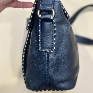 Bolso bandolera vintage Valentino Garavani Les Sacs de piel azul marino con pespuntes, fabricado en Italia. imagen 7