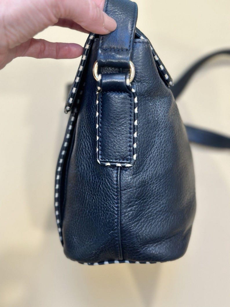 Bolso bandolera vintage Valentino Garavani Les Sacs de piel azul marino con pespuntes, fabricado en Italia. imagen 7