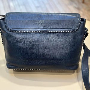 Bolso bandolera vintage Valentino Garavani Les Sacs de piel azul marino con pespuntes, fabricado en Italia. imagen 2