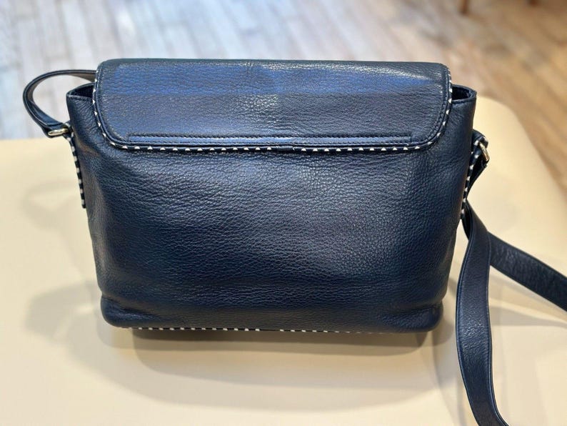 Bolso bandolera vintage Valentino Garavani Les Sacs de piel azul marino con pespuntes, fabricado en Italia. imagen 2