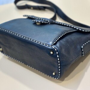 Bolso bandolera vintage Valentino Garavani Les Sacs de piel azul marino con pespuntes, fabricado en Italia. imagen 4