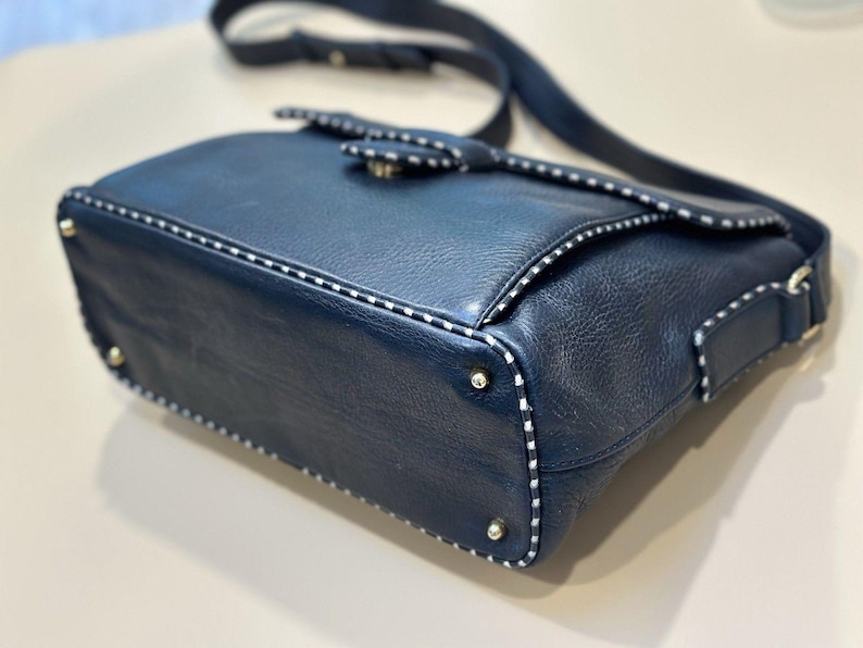 Bolso bandolera vintage Valentino Garavani Les Sacs de piel azul marino con pespuntes, fabricado en Italia. imagen 4