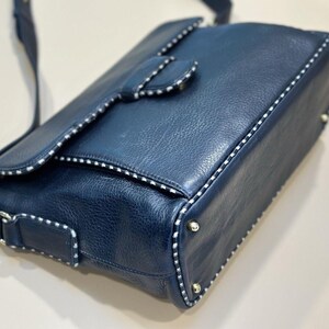 Bolso bandolera vintage Valentino Garavani Les Sacs de piel azul marino con pespuntes, fabricado en Italia. imagen 5