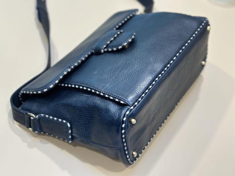 Bolso bandolera vintage Valentino Garavani Les Sacs de piel azul marino con pespuntes, fabricado en Italia. imagen 5