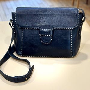 Bolso bandolera vintage Valentino Garavani Les Sacs de piel azul marino con pespuntes, fabricado en Italia. imagen 1
