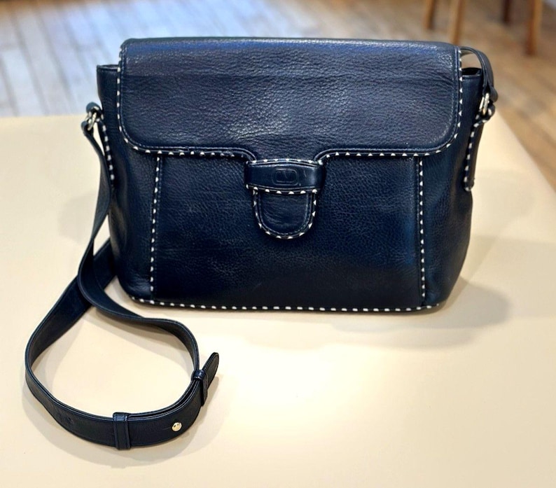 Bolso bandolera vintage Valentino Garavani Les Sacs de piel azul marino con pespuntes, fabricado en Italia. imagen 1