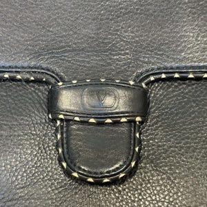 Bolso bandolera vintage Valentino Garavani Les Sacs de piel azul marino con pespuntes, fabricado en Italia. imagen 9