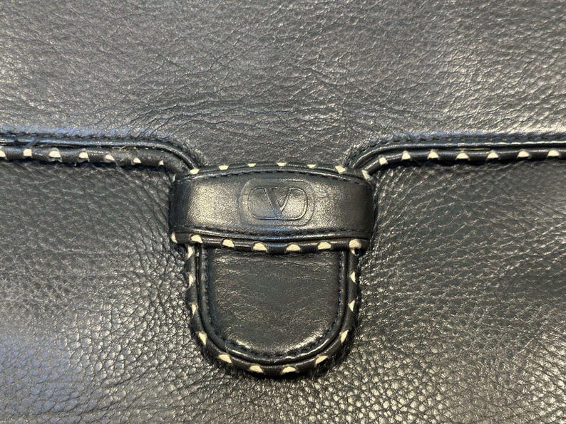 Bolso bandolera vintage Valentino Garavani Les Sacs de piel azul marino con pespuntes, fabricado en Italia. imagen 9