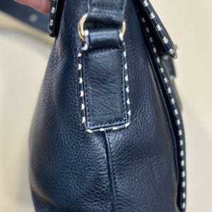 Bolso bandolera vintage Valentino Garavani Les Sacs de piel azul marino con pespuntes, fabricado en Italia. imagen 6